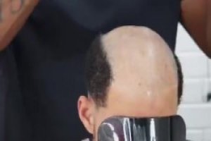 之前被传的NBA球星秃头戴假发视频，哈利已否认，那到底是谁呢