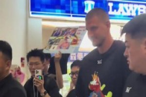 “NBA最胖最可爱的后锋”约基奇来中国行了！其哥哥也来了！